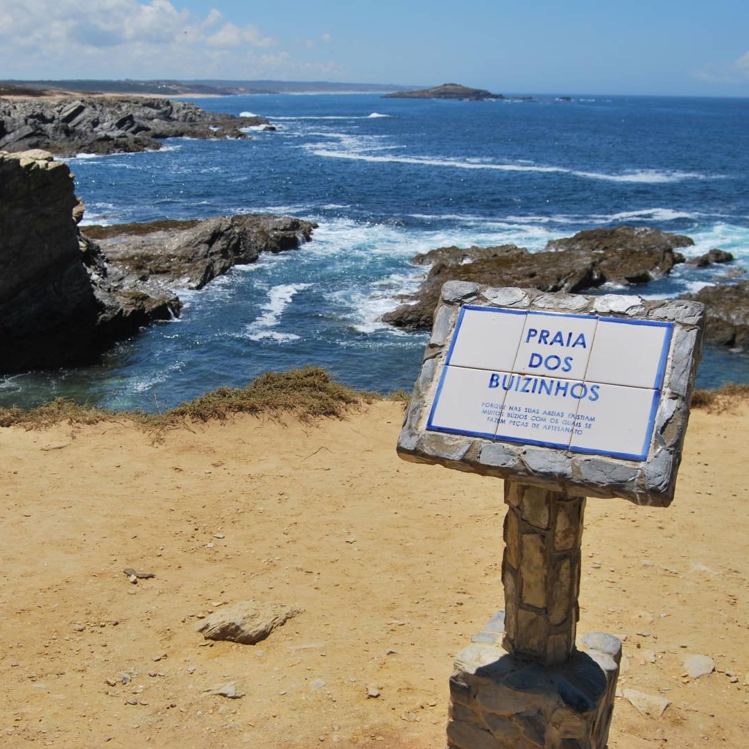 Praia dos Buizinhos placa e vista de cima