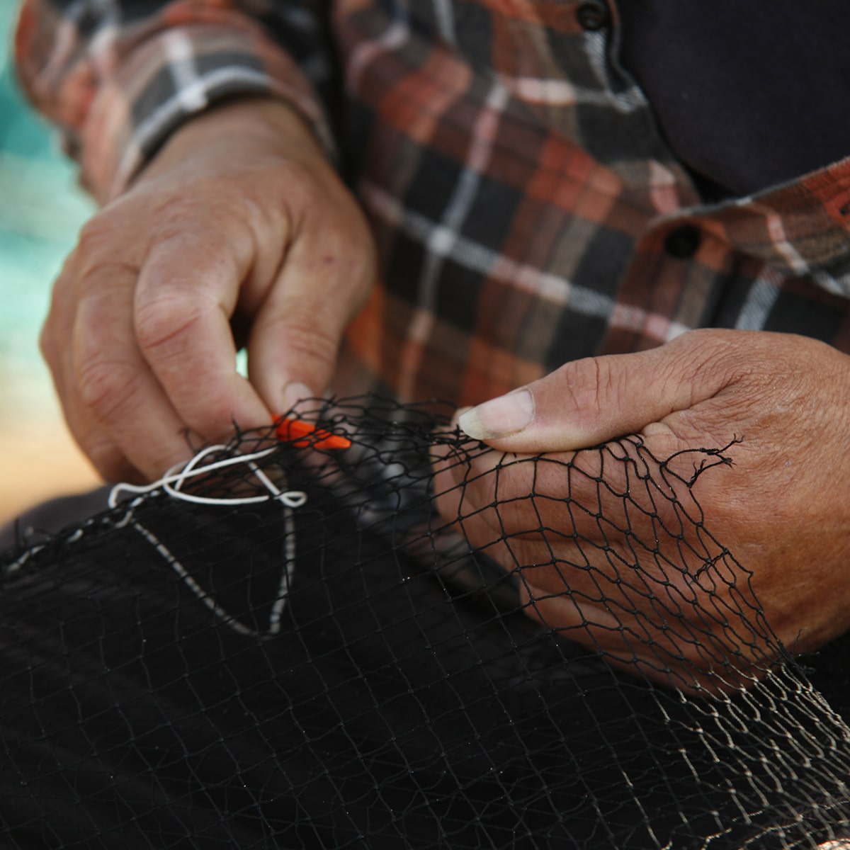pescador arranjar rede