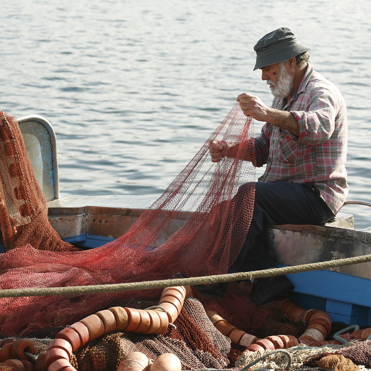 pescador arranjar redes costa alentejana